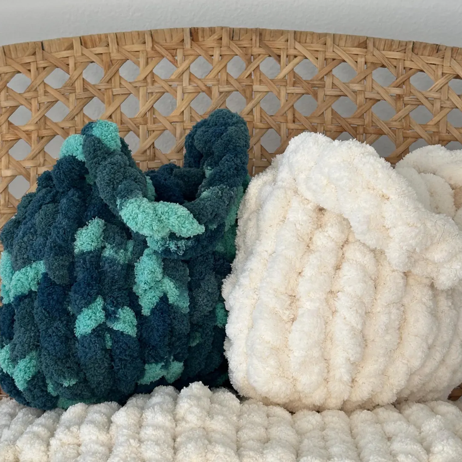 Chunky Fluffy Loop Yarn Mini Bucket Handheld Pouch With Integrated Matching Plush Single-Loop Top Handle Handbag